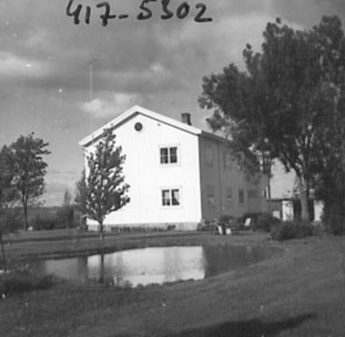 Anno Domkirkeodden, EKSTERIØR: GARDSBRUK, HOVEDBYGNINGEN KJENNSTAD GÅRD,