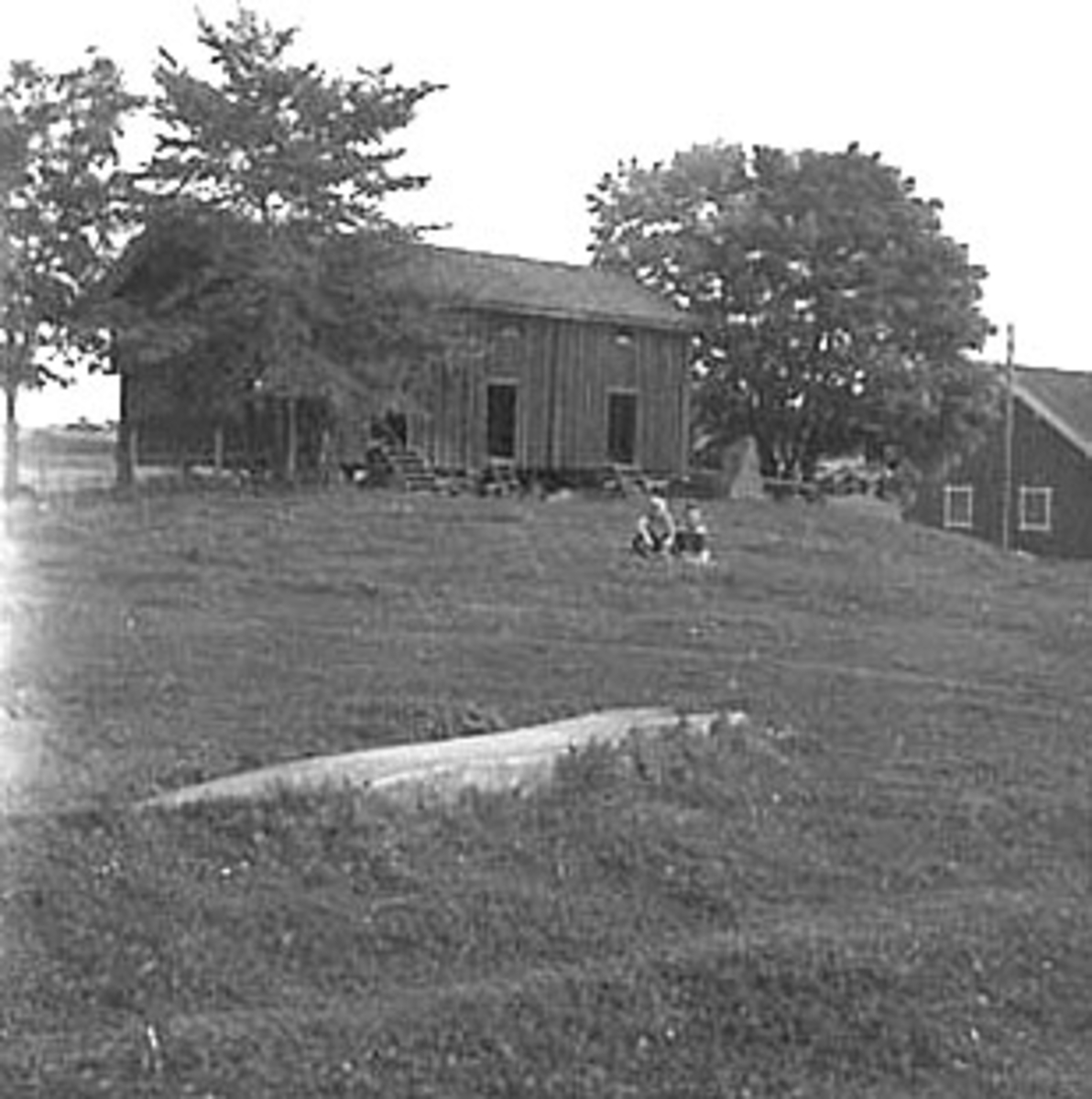 Anno Domkirkeodden, EKSTERIØR: GARDSBRUK, HUSEBY GÅRD, UTHUS, 2 BARN I FORGRUNNEN.