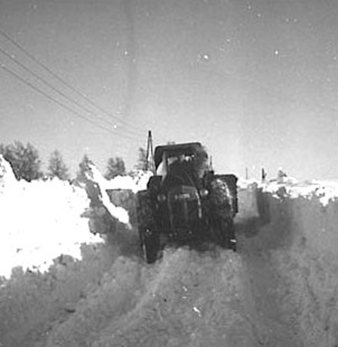 Anno Domkirkeodden, TRAKTOR PÅ VEG, SNØVINTEREN 1962, HØYE BRØYTEKANTER, LALUM GÅRD,