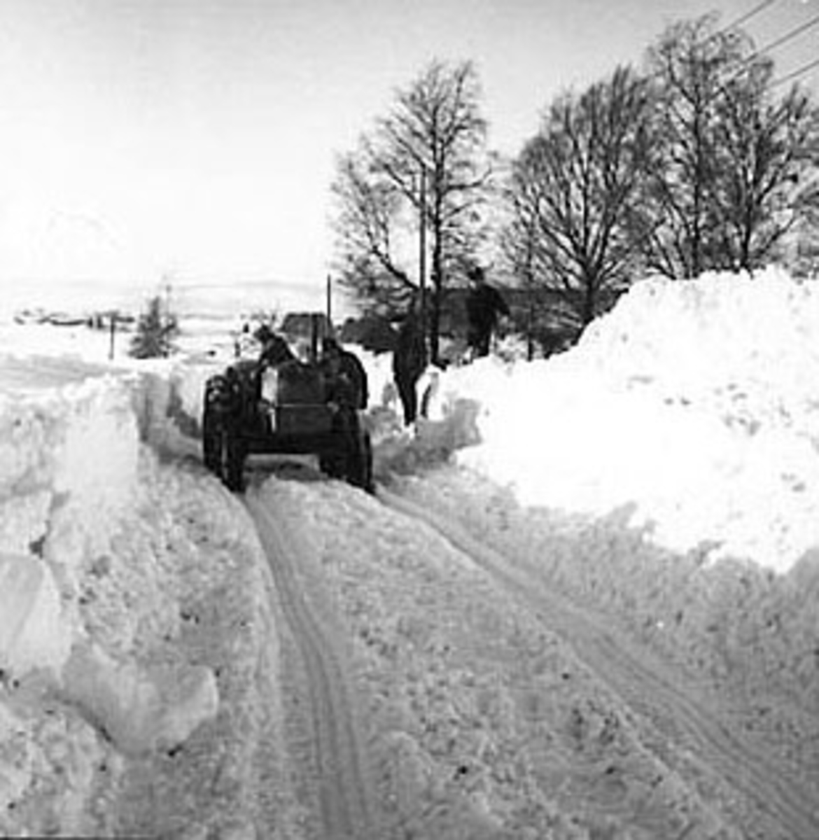 Anno Domkirkeodden, TRAKTOR PÅ VEG, SNØVINTEREN 1962, HØYE BRØYTEKANTER, SNØBRØYTING, LALUM GÅRD