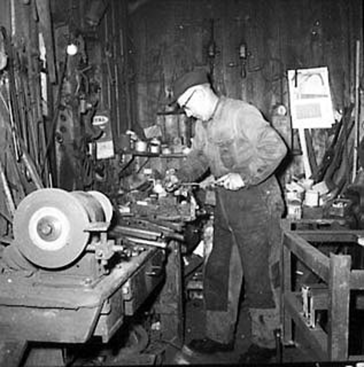 Anno Domkirkeodden, SMED OSKAR OLSEN I SMIA I VATERLAND, STANGE, CA. 1955-1960.