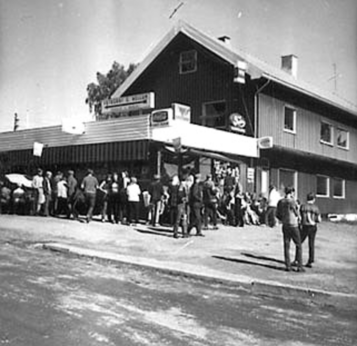 Anno Domkirkeodden, SKOLEBARN FORAN KIOSK, STORGATA, VESTRE NORDHEIM, STANGEBYEN, EIER OVE HOEL