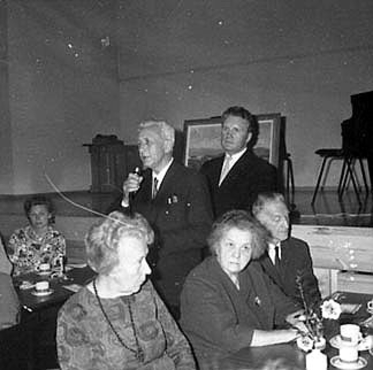 Anno Domkirkeodden, TINGVOLD, KIRKEKAFFE, AVSKJEDSFEST FOR PROST RAUSTØL, MENIGHETSFORMANN PER GJESTVANG BAK TIL HØYRE.