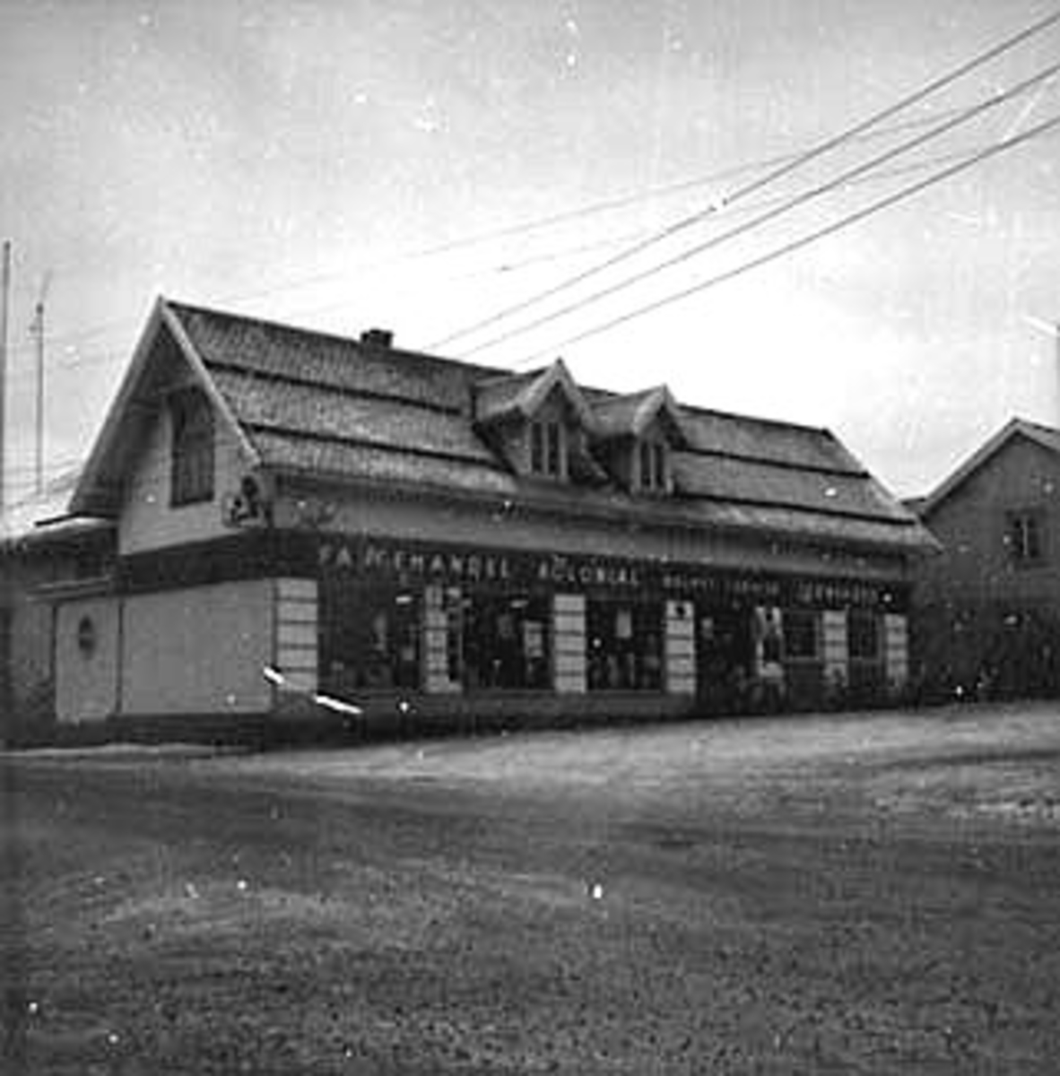 Anno Domkirkeodden, EKSTERIØR: MAGNUS GODAGERS FORRETNING, ALFHEIM, STORGATA, STANGEBYEN, FARGEHANDEL, KOLONIAL