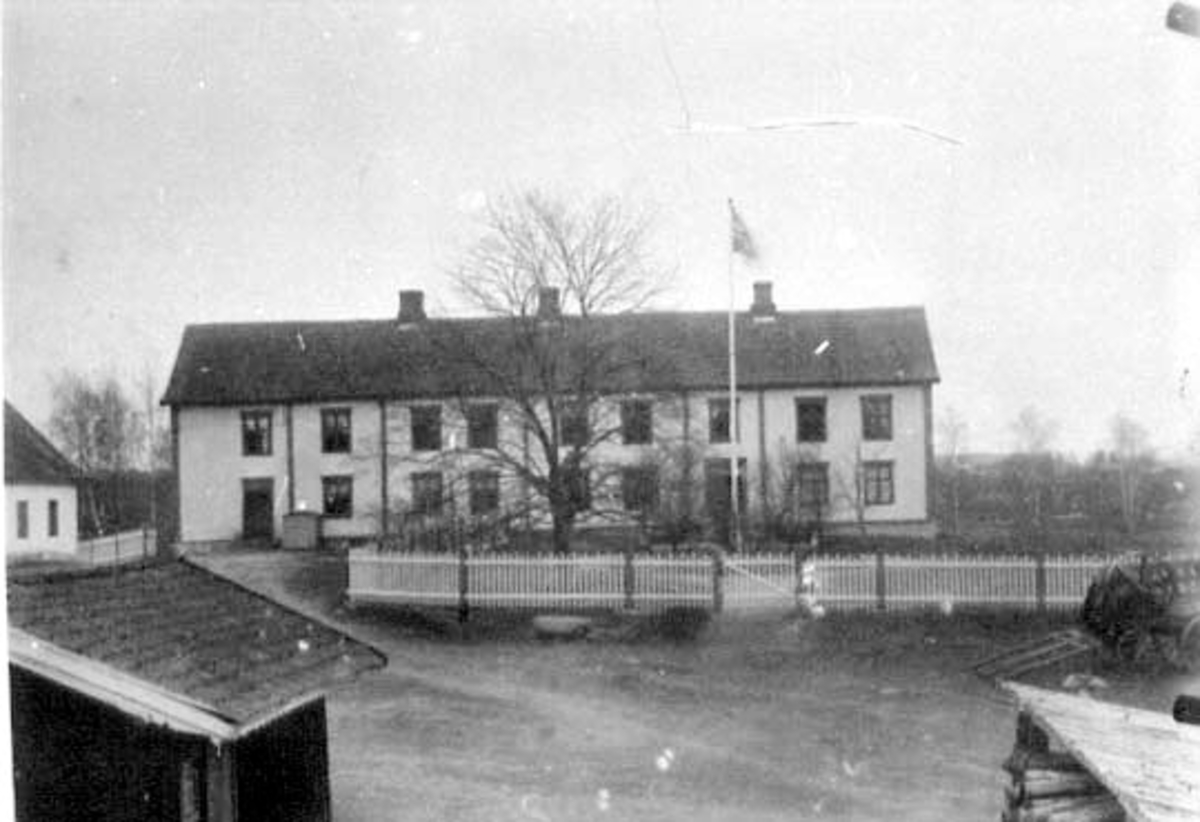 Normann Helger, HOVEDBYGNINGEN, GARDSTUN, SAKSLUND GÅRD, HAGE, FLAGGSTANG