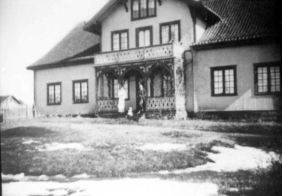 Normann Helger, EKSTERIØR: GARDSTUN, LALUM SØNDRE, HOVEDBYGNING, GRUPPE: 3, FAMILIE MED BARN, FASADE FØR RESTAURERING.