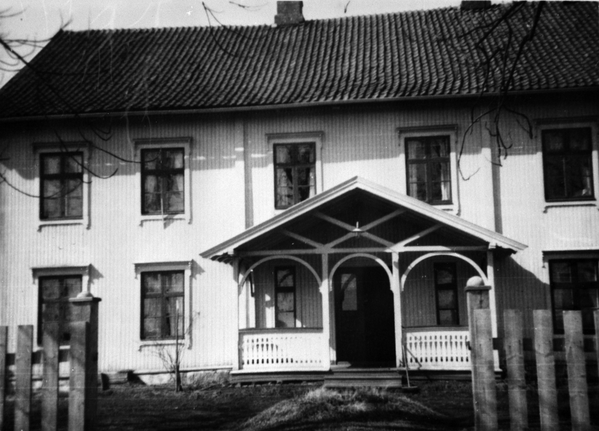 Normann Helger, EKSTERIØR: VÆSTAD GÅRD, HOVEDBYGNINGEN FØR RESTAURERING