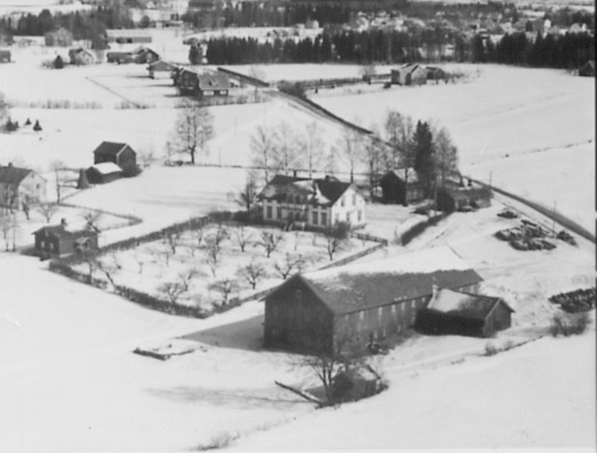 Normann Helger, FLYFOTO: SØNDRE REMMEN, LÅVEN I FORGRUNNEN ER NÅ REVET, HOVEDBYGNIGEN FØR RESTAURERING