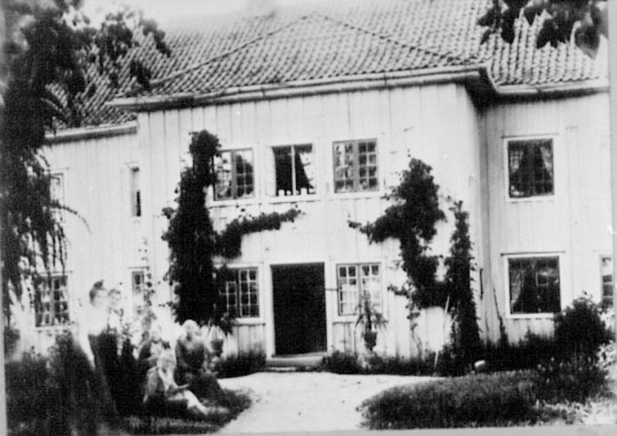 Anno Domkirkeodden, EKSTERIØR: HOVEDBYGNINGEN, ØSTRE DÆHLIN, GRUPPE: 5 DAMER, SIGEN HOEL, HELENE HOEL, SVANHILD HOEL, JULIE HOEL, OTTESTAD,