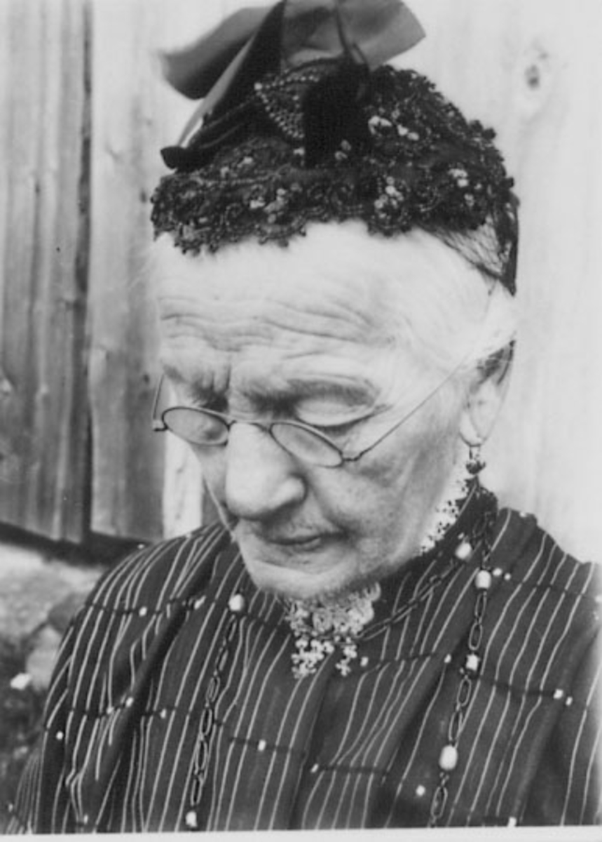 Normann Helger, PORTRETT: MARTE STOR-REE MED LUE, (HODEPLAGG), BRILLER