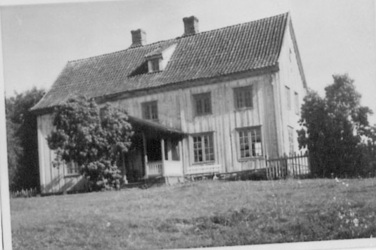 Normann Helger, EKSTERIØR: JOHANNESBYGNINGEN, ALM GÅRD, NÅ REVET, ALM ØSTRE