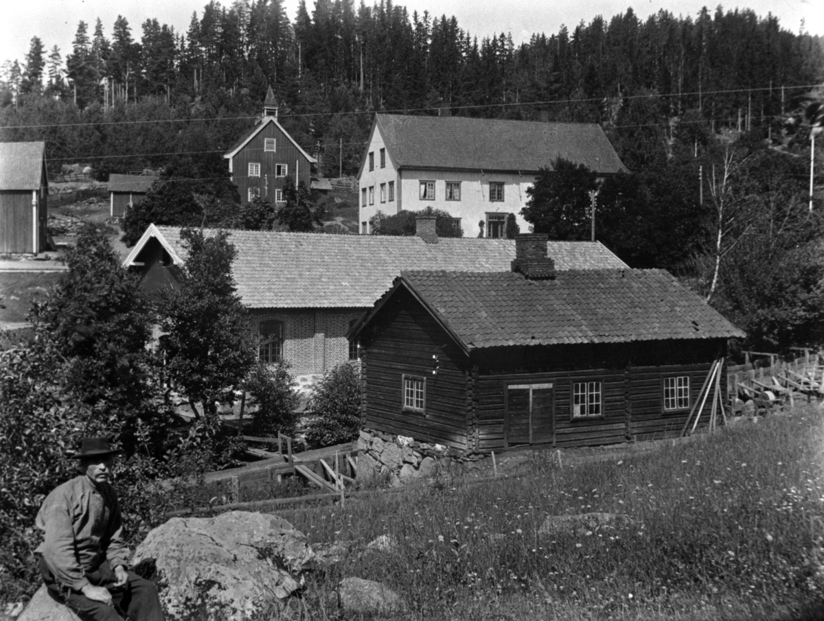 Normann Helger, EKSTERIØR: GARDSBRUK: VIK GÅRD, MÅLSTUA M. M. , MANN I FORGRUNNEN SMED HARALD DALEN, TANGEN,