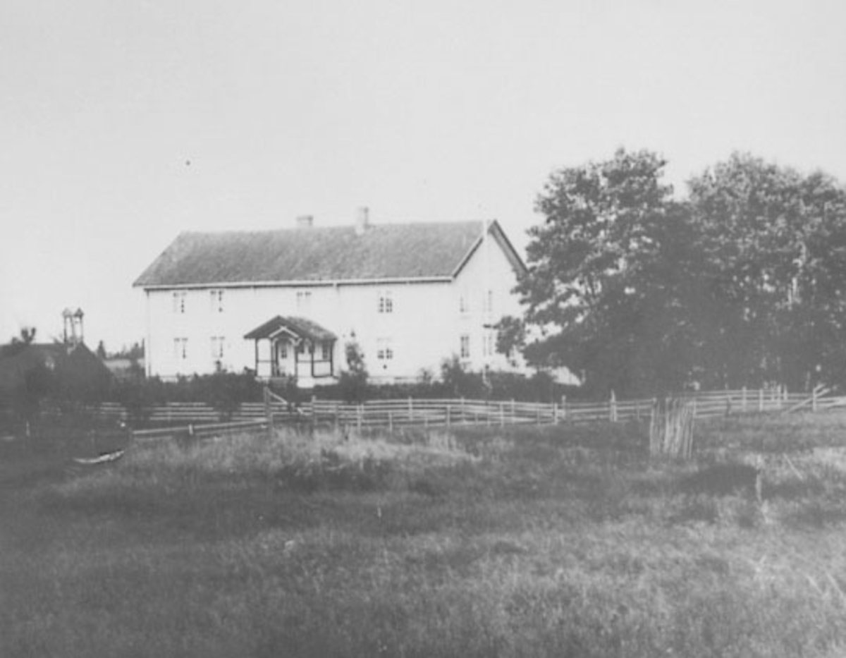 Normann Helger, EKSTERIØR: GARDSBRUK, RØNE SØNDRE GÅRD, HOVEDBYGNING