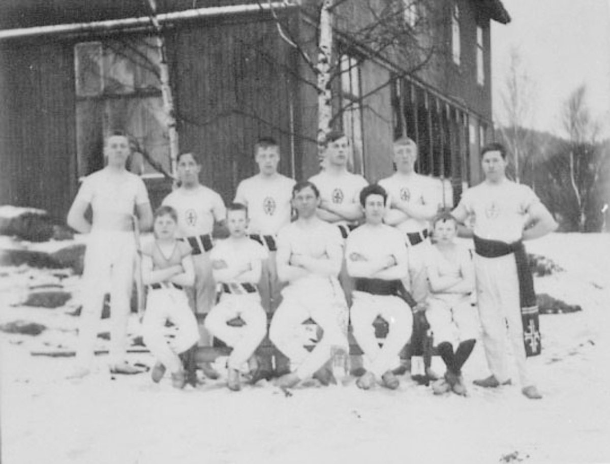 Normann Helger, TANGEN TURNFORENING, GRUPPE: 11 TURNERE, UTENDØRS, VINTER, ARBEIDERN, TANGEN, , NR. 2 BAK: EIVIND HELLUM