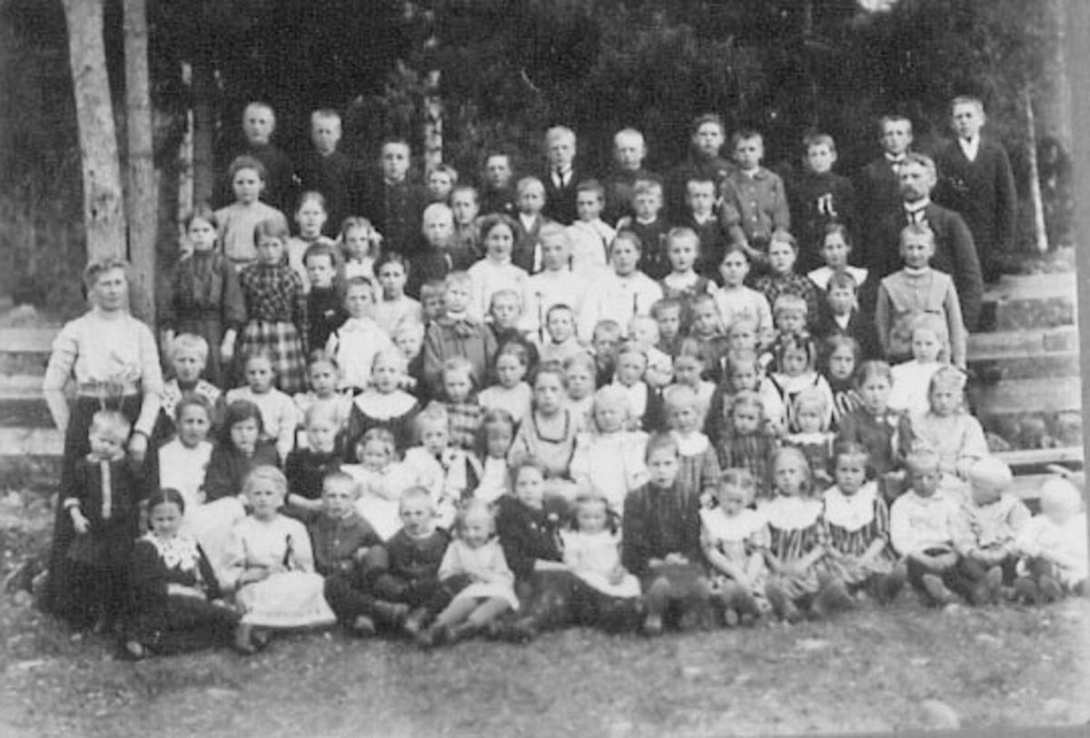 Normann Helger, STOR GRUPPE SKOLEELEVER MED LÆRERE, 17 MAI, UTENDØRS, NORDVANG, ARBEIDERN, ESPA, , MANGE BARN