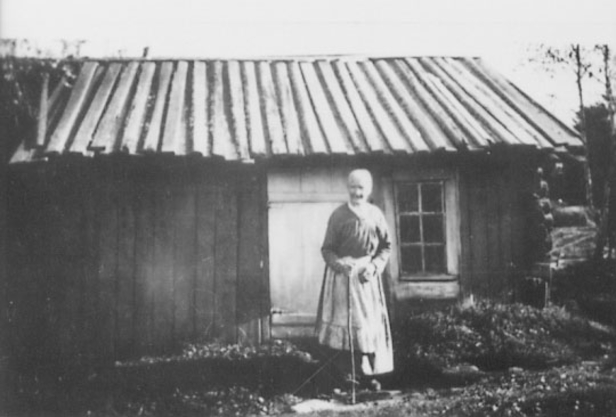 Normann Helger, EKSTERIØR: STUE, FORAN: TRAMP-OPP ELINE OLSEN, HUN HADDE 12 BARN, STANGEBYEN