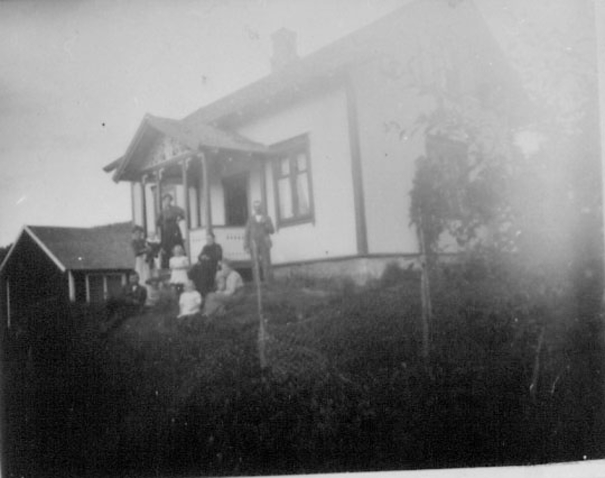 Normann Helger, EKSTERIØR: FREDHEIM, BOLIG, FAMILIE FORAN, ESPA.