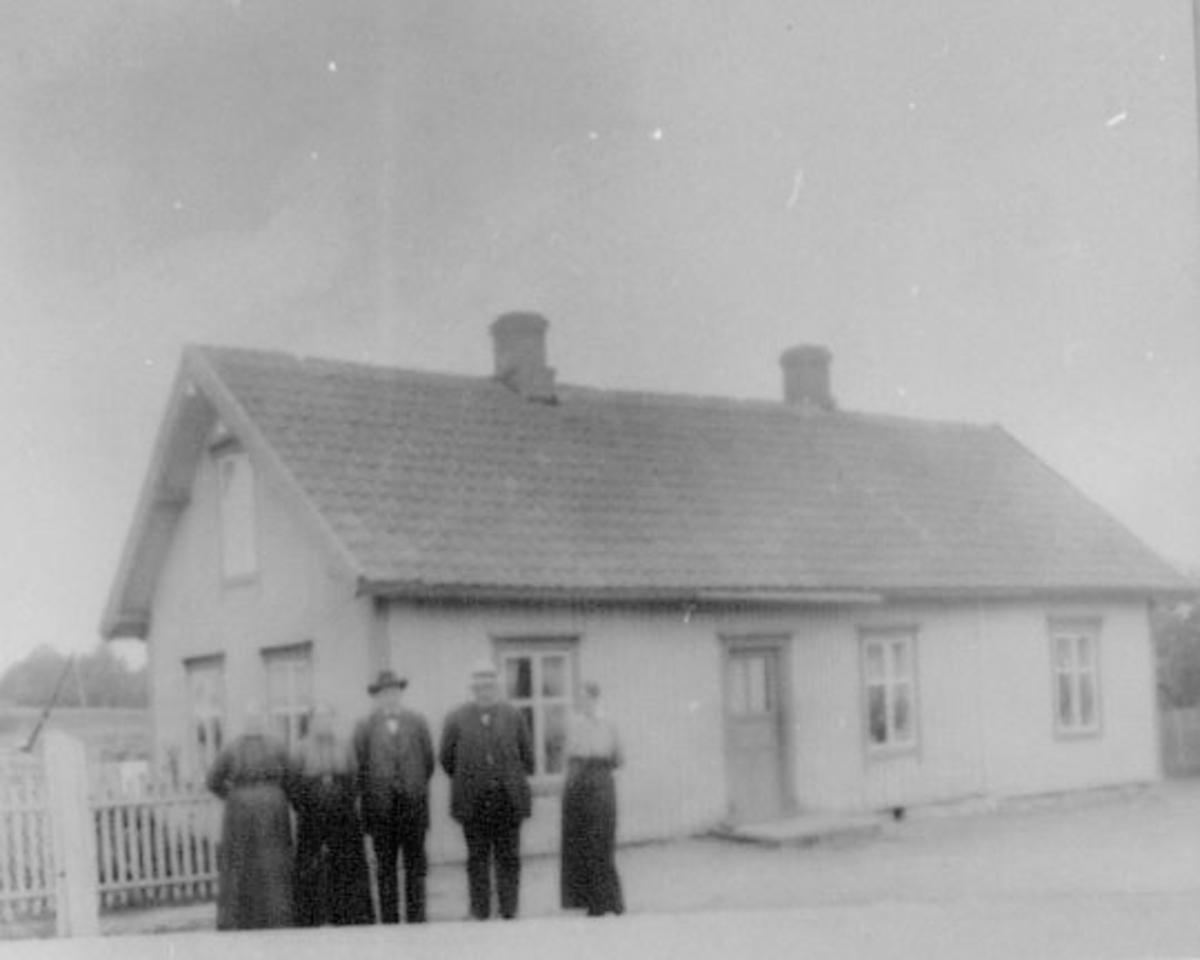 Normann Helger, EKSTERIØR: GRØNDAL KAFE, SKYSSTASJON, VATERLAND, . O. BAGROEN, NÅ REVET