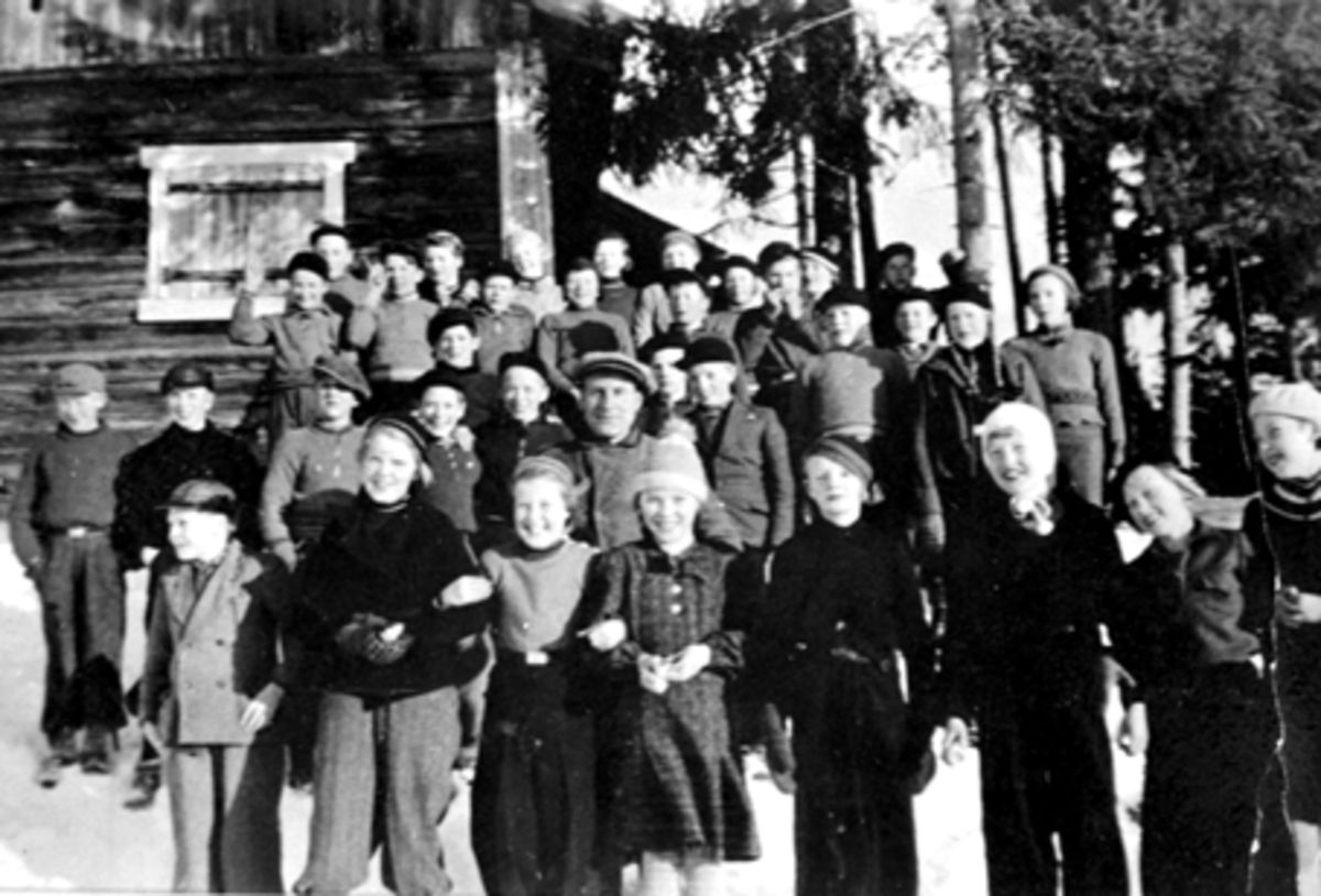 Anno Domkirkeodden, SKOLETUR TIL OLIVHYTTA VED GJETHOLMSJØEN, VINTER, LÆRER JOHS. NEPSTAD, HEKNE SKOLE, ÅSVANG