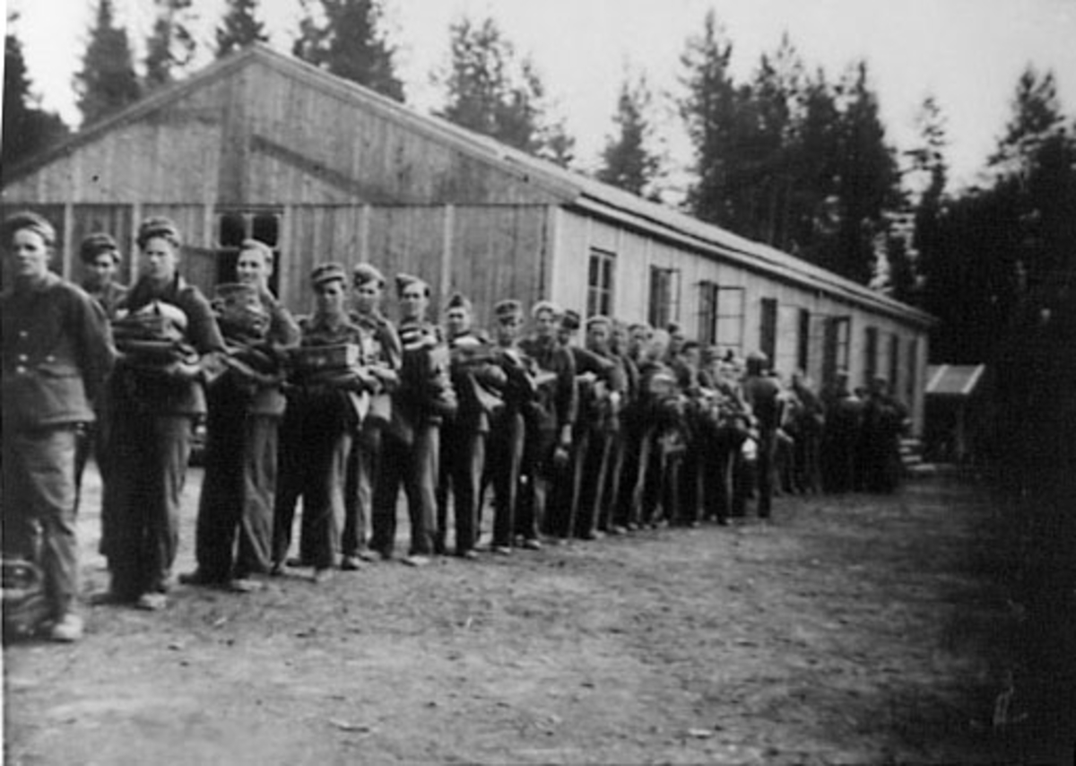 Anno Domkirkeodden, STOR GRUPPE: MENN, AT-LEIR, AVLEVERING AV EFEKTER VED DIMMING, AT LEIR, GRINDER I GRUE, (STANGE)