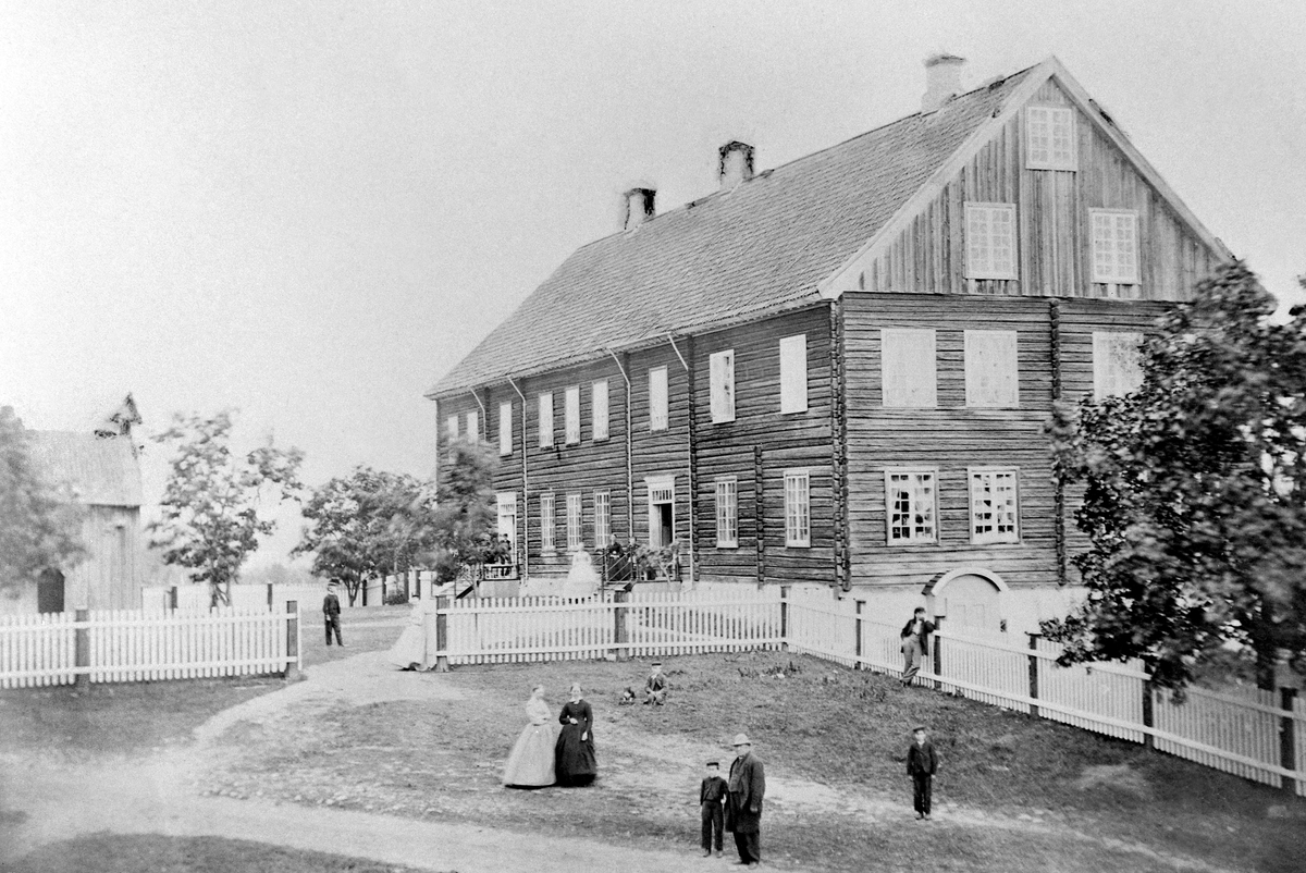 Anno Domkirkeodden, EKSTERIØR: GARDSBRUK, HOVEDBYGNINGEN, DEN STORE TØMMERBYGNINGEN, SANDE, ROMEDAL