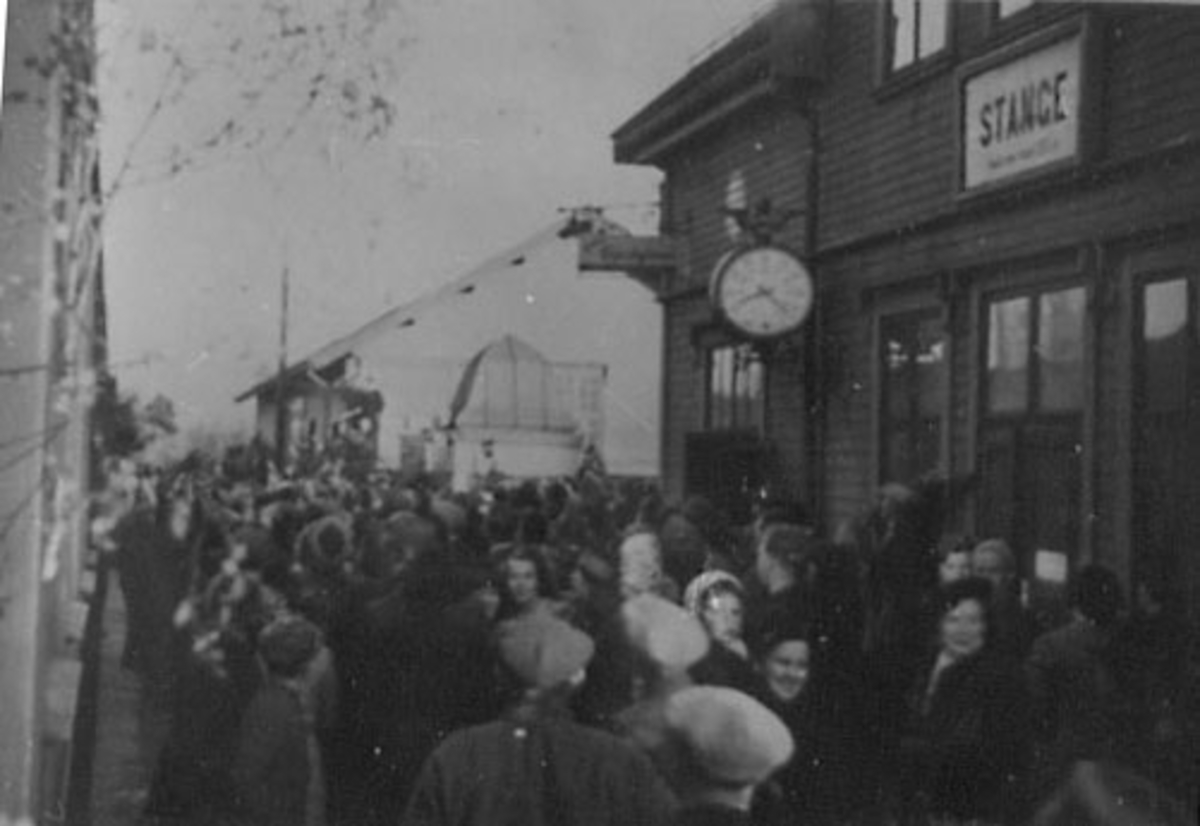 Anno Domkirkeodden, FRIHETSTOGET ANKOMMER STANGE STASJON, MYE FOLK,