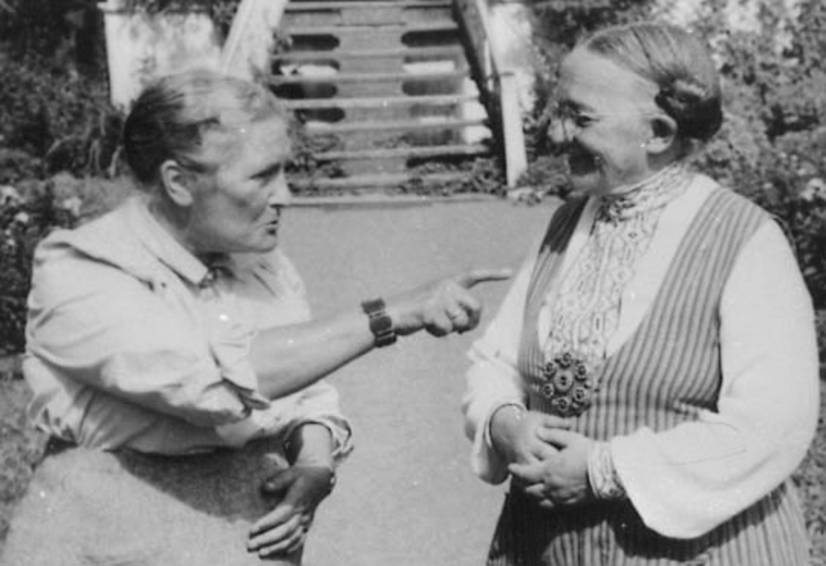 Anno Domkirkeodden, GRUPPE: 2 SØSTRE, PAULINE AMBJØRNSEN, (PAALLA) FØDT: 1872, OLIV ØVERGAARD, FØDT: 1871-1956, SKØYEN, SKØIEN, ROMEDAL,