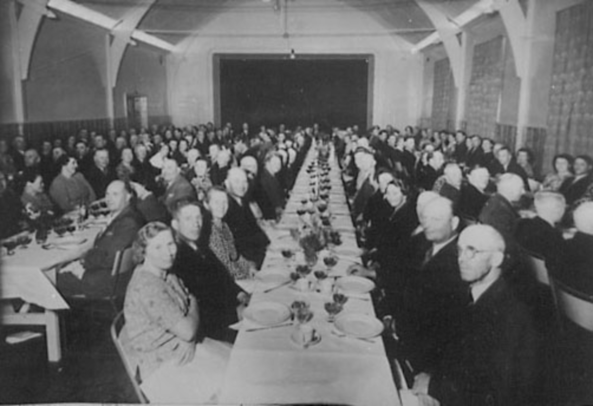 Anno Domkirkeodden, INTERIØR: HERREDSVANG, ROMEDAL BRENNERI 50-ÅRS JUBILEUM, DEKKET LANGBORD, MYE FOLK,