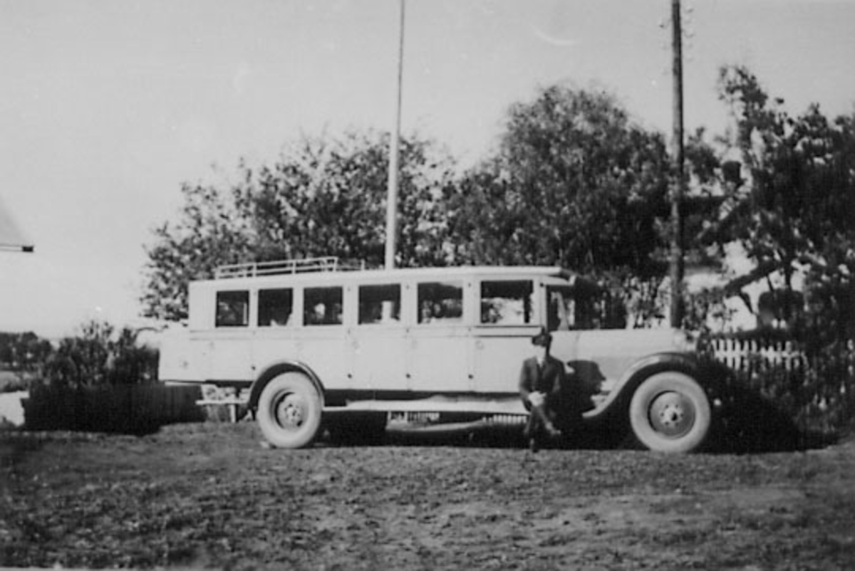 Anno Domkirkeodden, Chevrolet buss, 20 seters. Rutebil, buss. Eier Conrad Pedersen på stigbrettet, Knapholen Romedal.