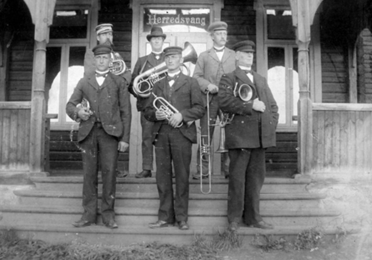 Anno Domkirkeodden, GRUPPE: 6 MUSIKERE, ROMEDAL MUSIKKFORENING UTENFOR HERREDSVANG, BLÅSERE, FRA VENSTRE:ANDERS OUSTAD, HANS OUSTAD OG PEDER GAUSTAD, BAK: KRISTIAN FRENNING, FRODE AUSTAD, NILS STENBERG, ROMEDAL,