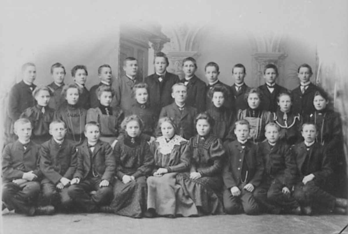 Anno Domkirkeodden, GRUPPE: 29 UNGDOMMER, KONFIRMASJON ?, 1 RAD NR. 2: JOHAN ERIKSEN,