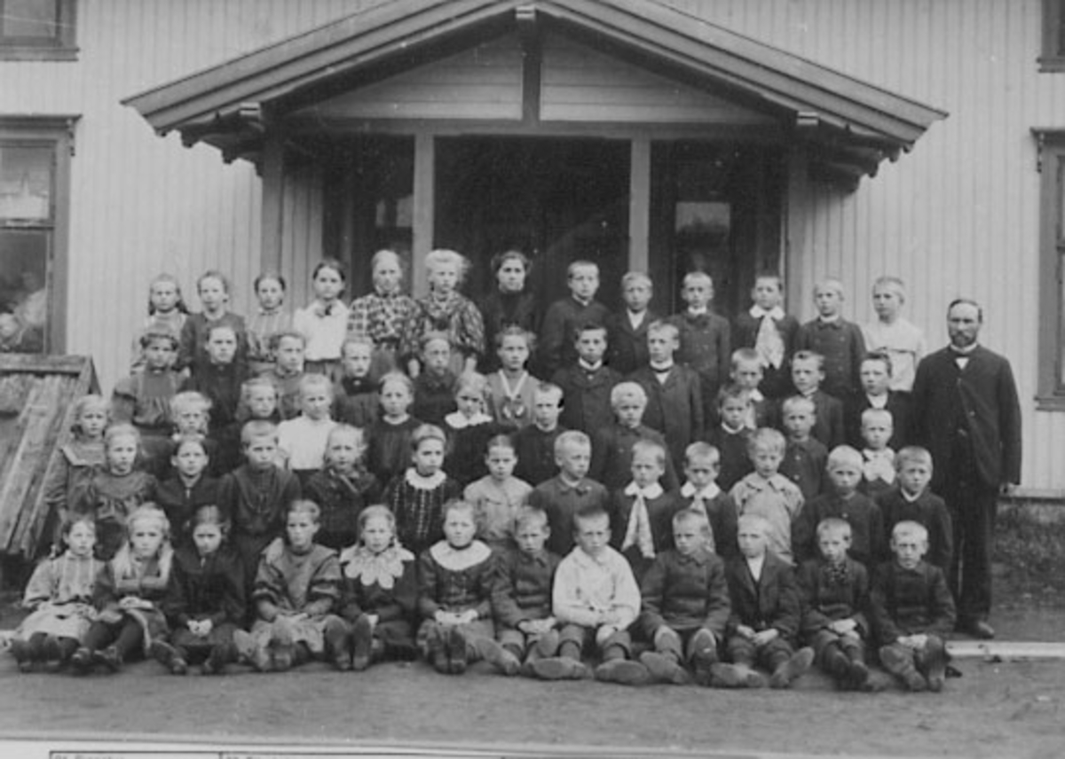 Anno Domkirkeodden, GRUPPE: 60 SKOLEELEVER OG VOKSNE, SKOLEKLASSER, TALHOLEN SKOLE, ROMEDAL, 1RAD TIL VENSTRE: ANNA ERIKSEN, AGNES RØISE, 1 RAD TIL HØYRE: ERLING ERIKSEN