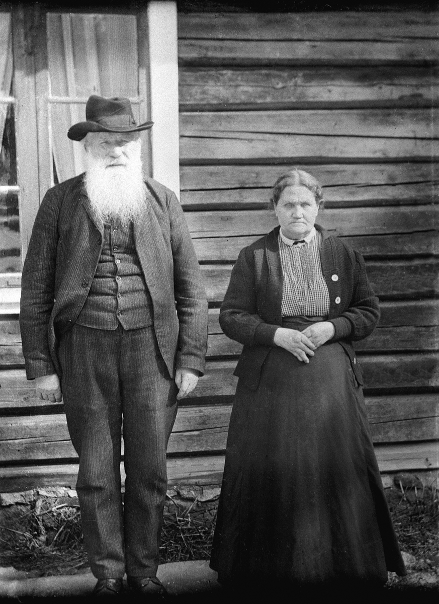 Anno Domkirkeodden, GRUPPE: 2, LÆRER PEDER SKALMERUD FØDT: 20. 12. 1830 - 06. - 10. 1923, HOSHOLDER ELINE, FORAN STUE PÅ BRYHNI SØNDRE, ROMEDAL