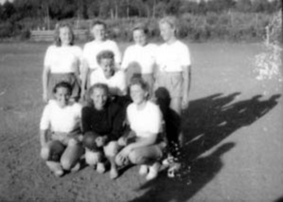 Anno Domkirkeodden, BEKKELAGSDAGER, GRUPPE 8 UNGE DAMER OPPSTILT (DRETTSJENTER?), OTTESTAD IDRETTSPLASS