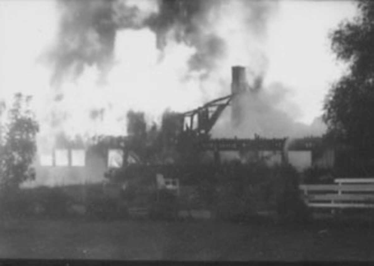 Anno Domkirkeodden, BRANN PÅ GRIMERUD GARD, HOVEDBYGNINGEN BRENNER, RØYK OG FLAMMER