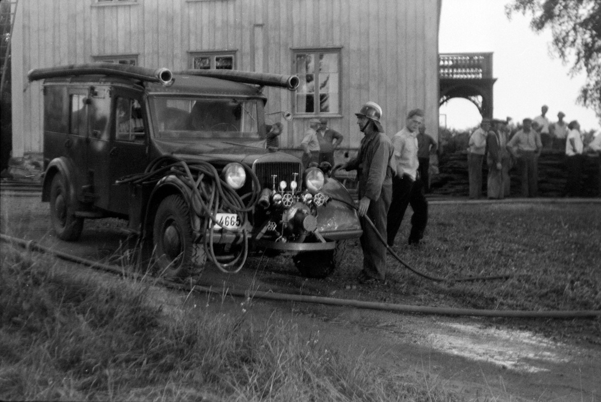 Anno Domkirkeodden, BRANN PÅ GRIMERUD GARD, BRANNMANN VED BRANNBIL, STANGE BRANNVESEN, HORCH, EX-TYSK KRIGSMODELL, REG. D-4645