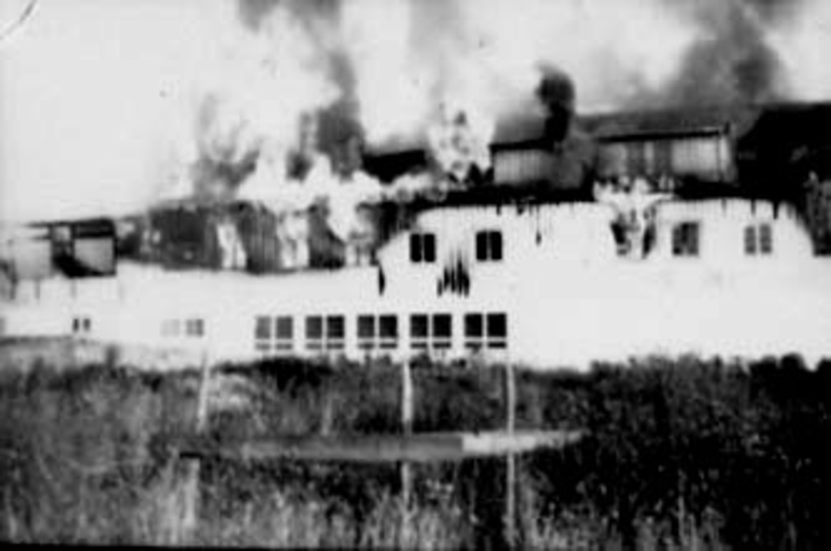 Anno Domkirkeodden, BRANN PÅ GRIMERUD GARD, HOVEDBYGNINGEN BRENNER, RØYK OG FLAMMER
