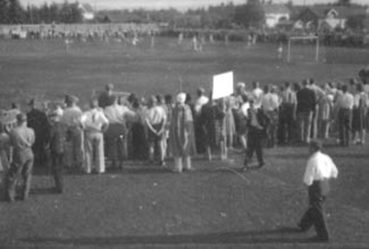 Anno Domkirkeodden, STANGEDAG, MYE FOLK PÅ DEN GAMLE IDRETTSPLASSEN,