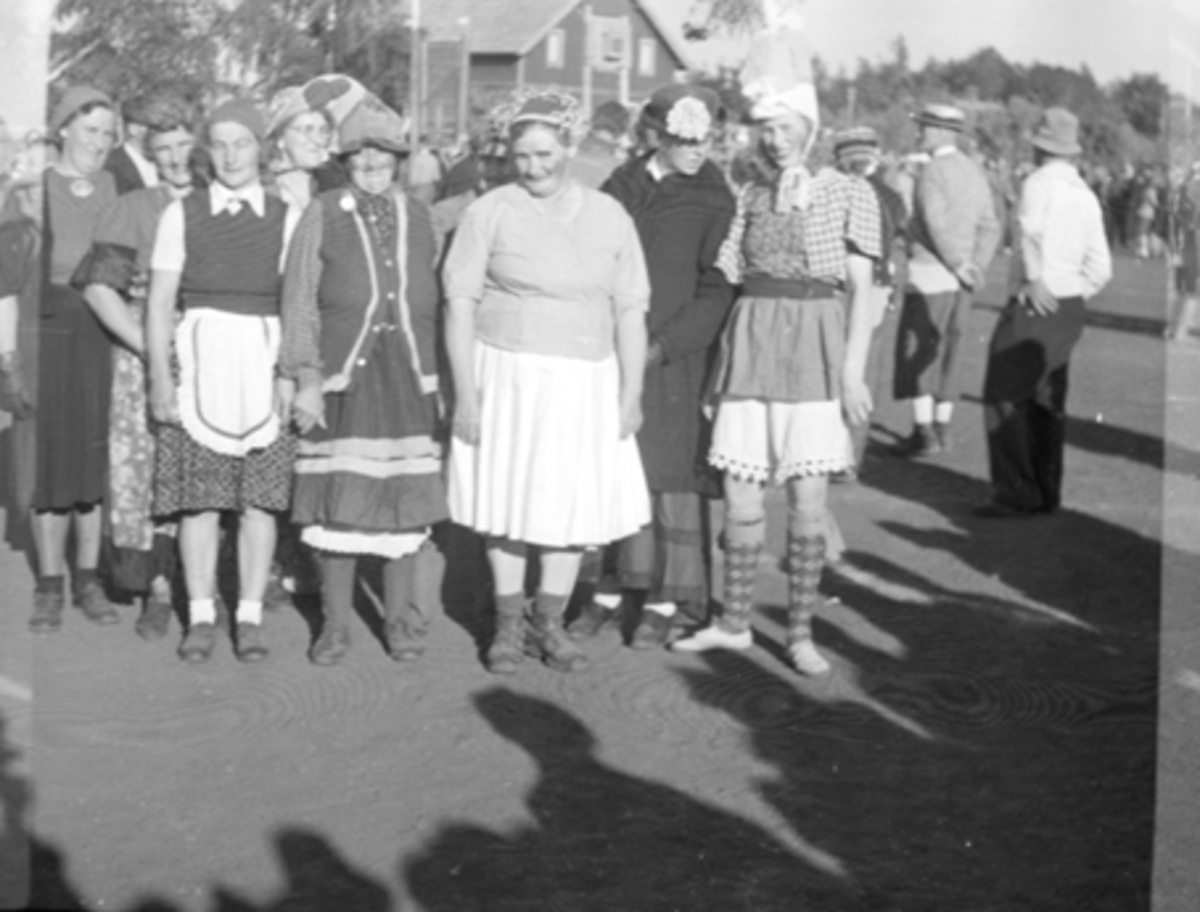 Anno Domkirkeodden, STANGEDAG, STOR GRUPPE DAMER UTKLEDD FRA VENSTRE: AGNES BROVOLD?, NR. 3: NINA MIKKELSEN, NR. 4: AGNES GODAGER, NR. 6: ANNA SÅLLMAN, DEN GAMLE IDRETSPLASSEN,