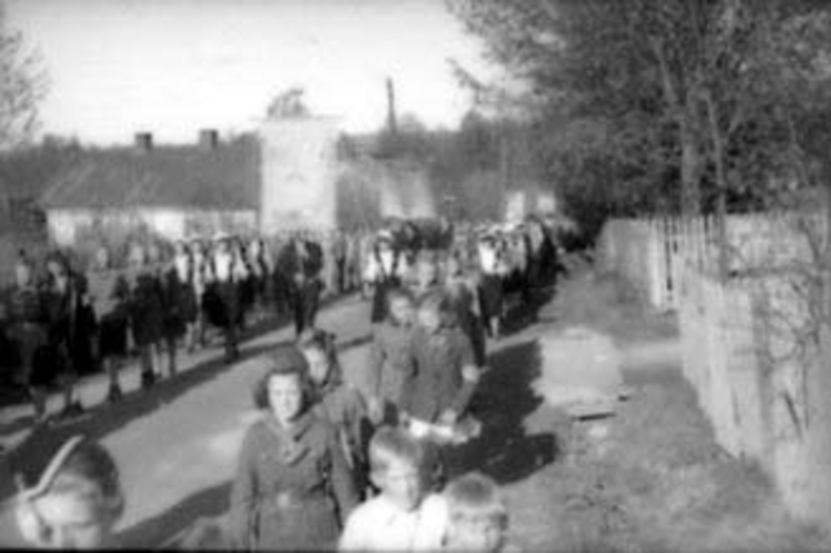 Anno Domkirkeodden, 17 MAI TOGET OPP THONSBAKKEN