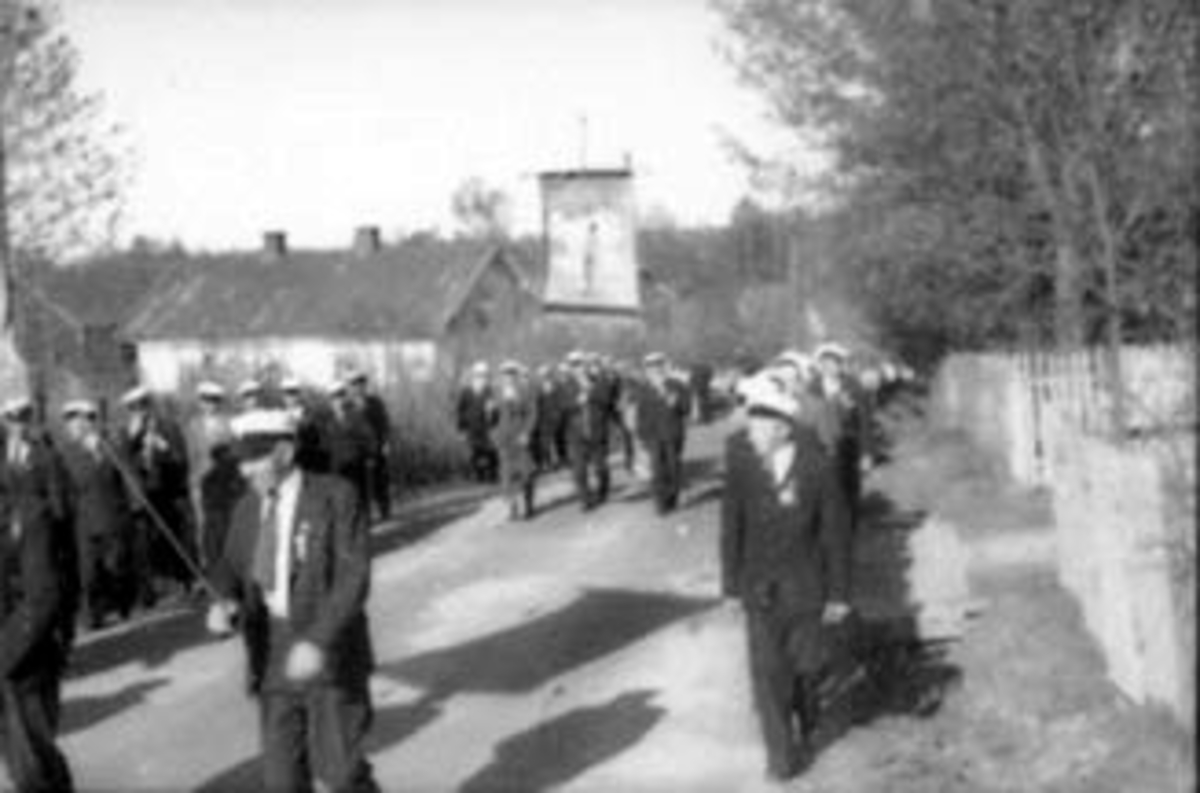 Anno Domkirkeodden, 17 MAI TOGET OPP THONSBAKKEN