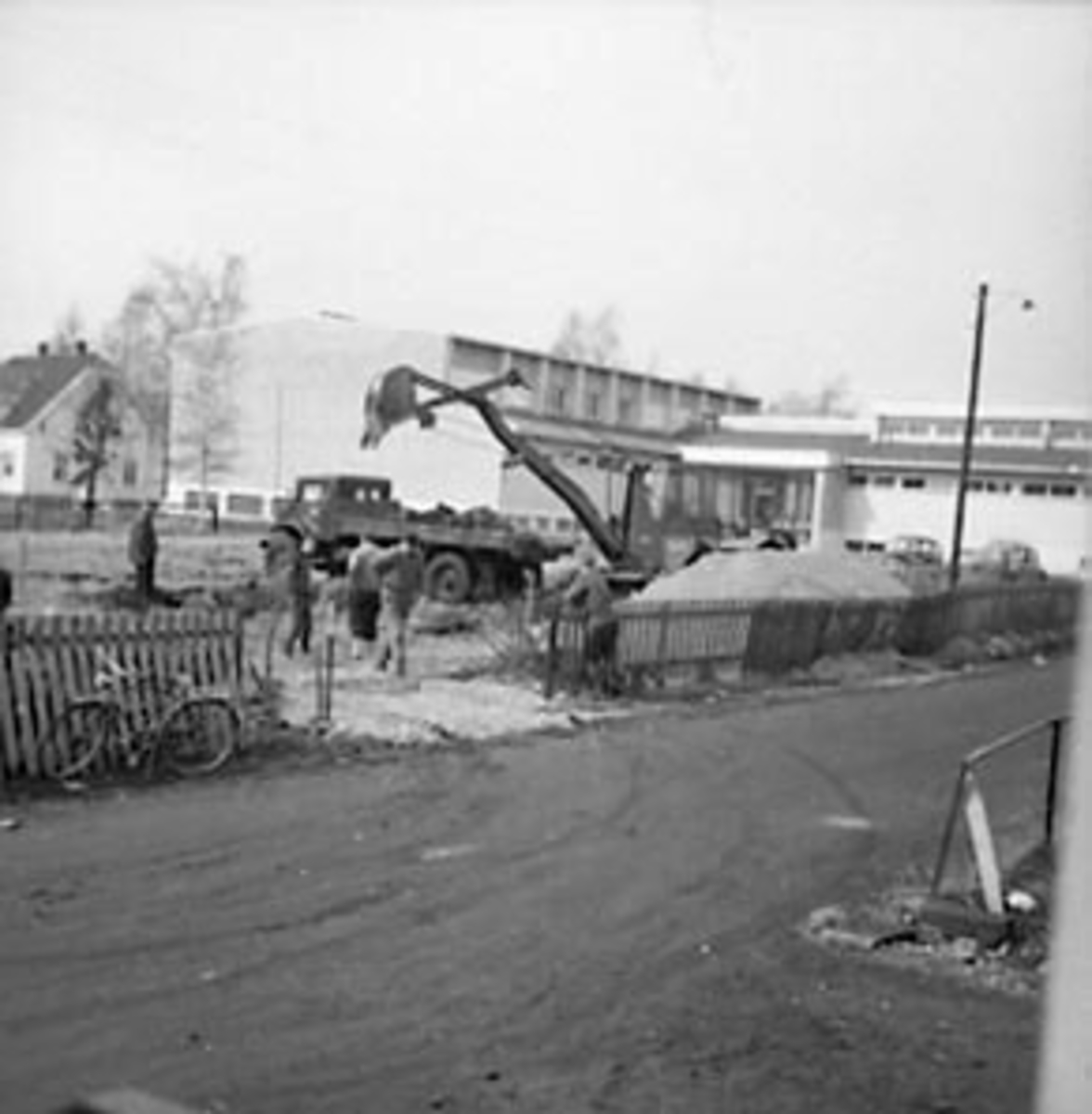 Anno Domkirkeodden, UTGRAVING AV TOMT MED GRAVEMASKIN, LASTEBIL THUNE, SKOLEGATA 12, STANGE REALSKOLE I BAKGRUNNEN