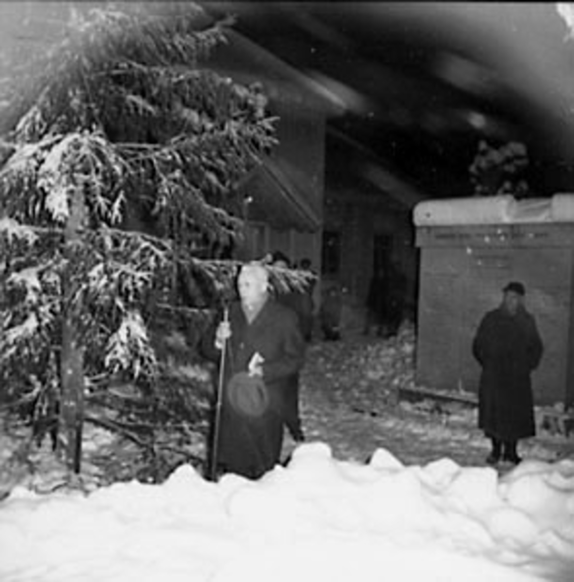 Anno Domkirkeodden, JULEGRANA TENNES FORAN BAUTAEN VED BEDEHUSET, PROST RAUSTØL TALER, VINTER