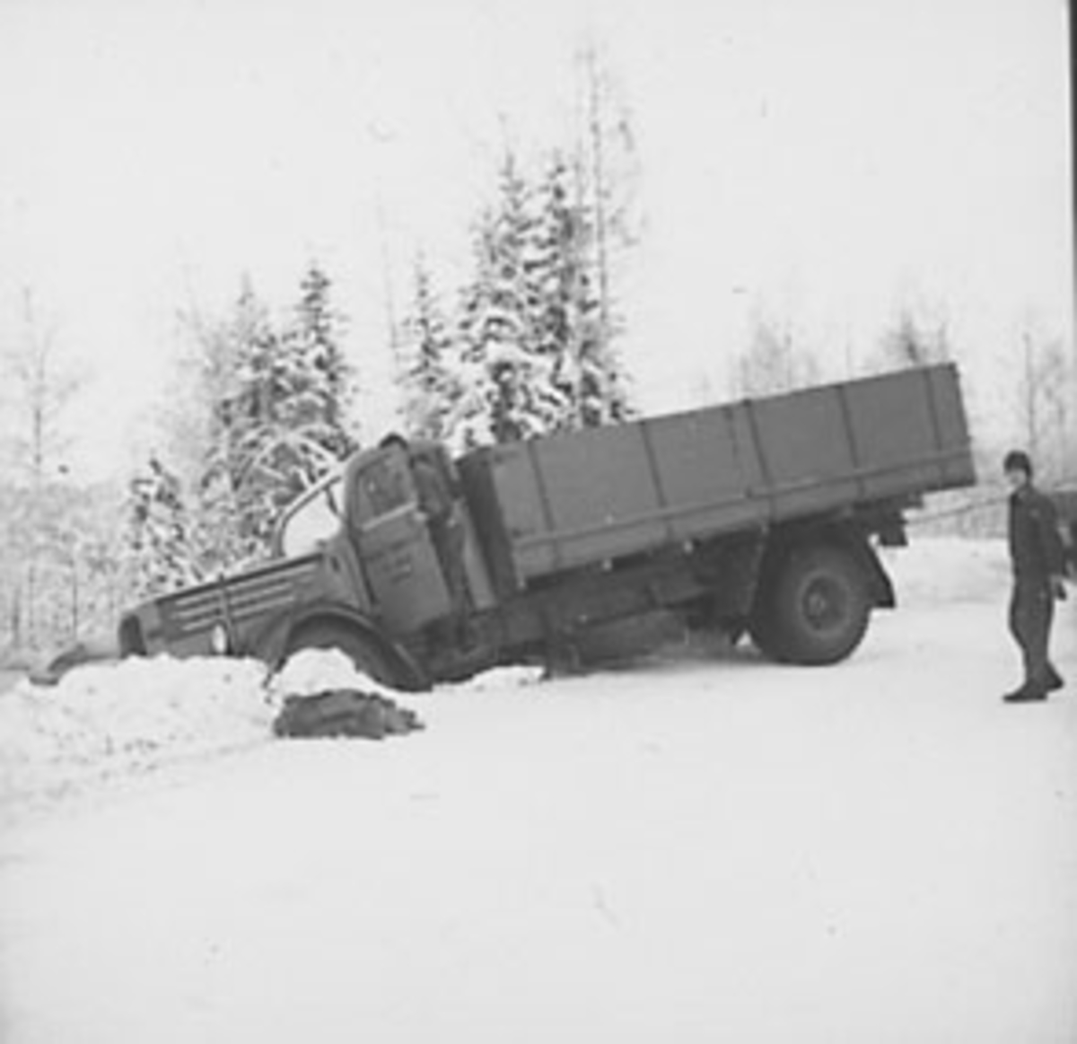 Anno Domkirkeodden, UTFORKJØRING I GRØFT MED LASTEBIL FRA HAGENS TRANSPORT, HAMAR, LASTEBILEN EN SCANIA-VABIS 1949-58