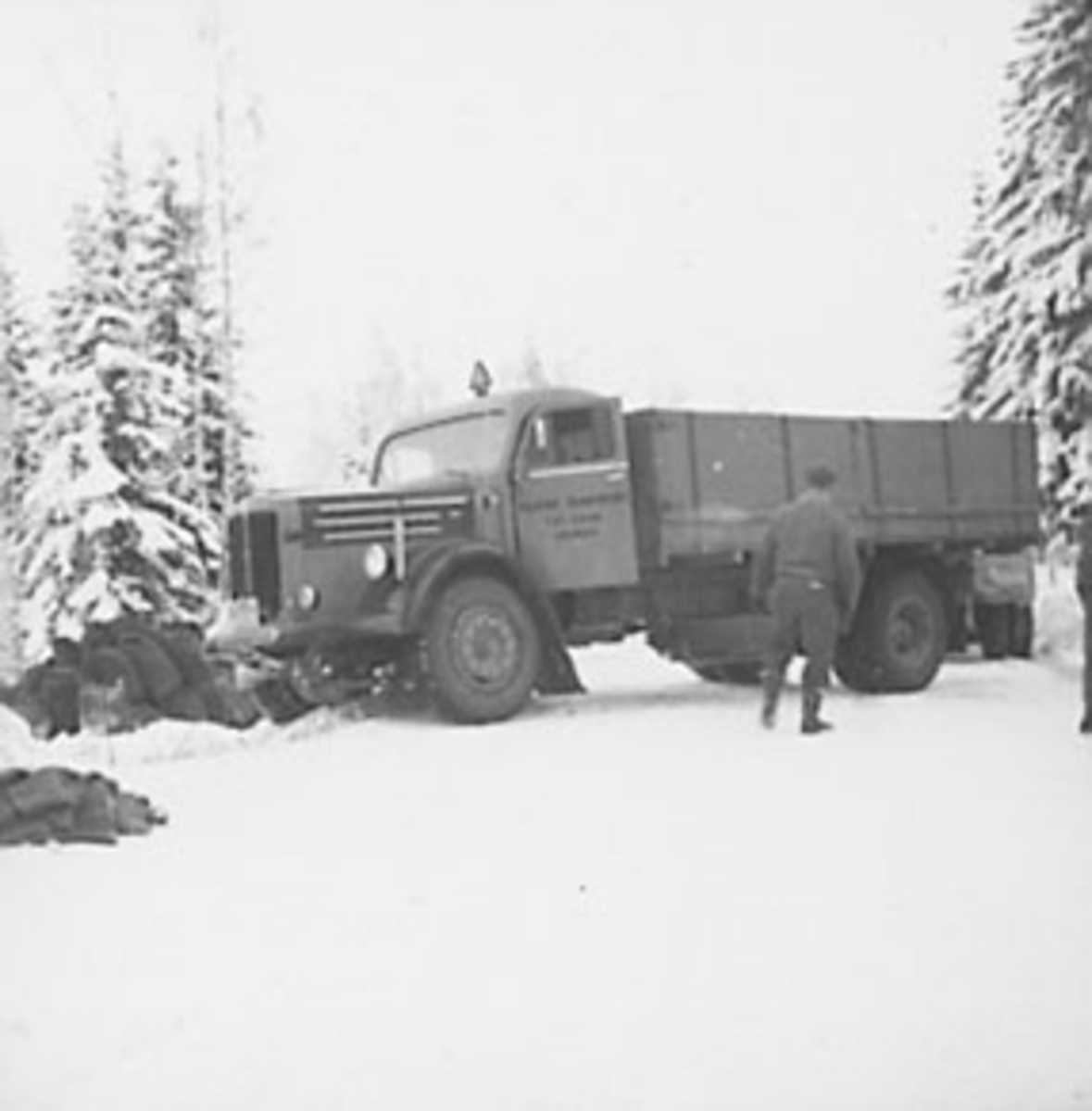 Anno Domkirkeodden, UTFORKJØRING I GRØFTA MED LASTEBIL FRA HAGENS TRANSPORT, HAMAR, BILEN ER DRATT OPP PÅ VEGEN IGJEN, TØMT FOR EN DEL SEKKER, VINTER, LASTEBILEN EN SCANIA-VABIS 1949-58, KRANVOGNA ER SANNSYNLIGVIS EN FWD