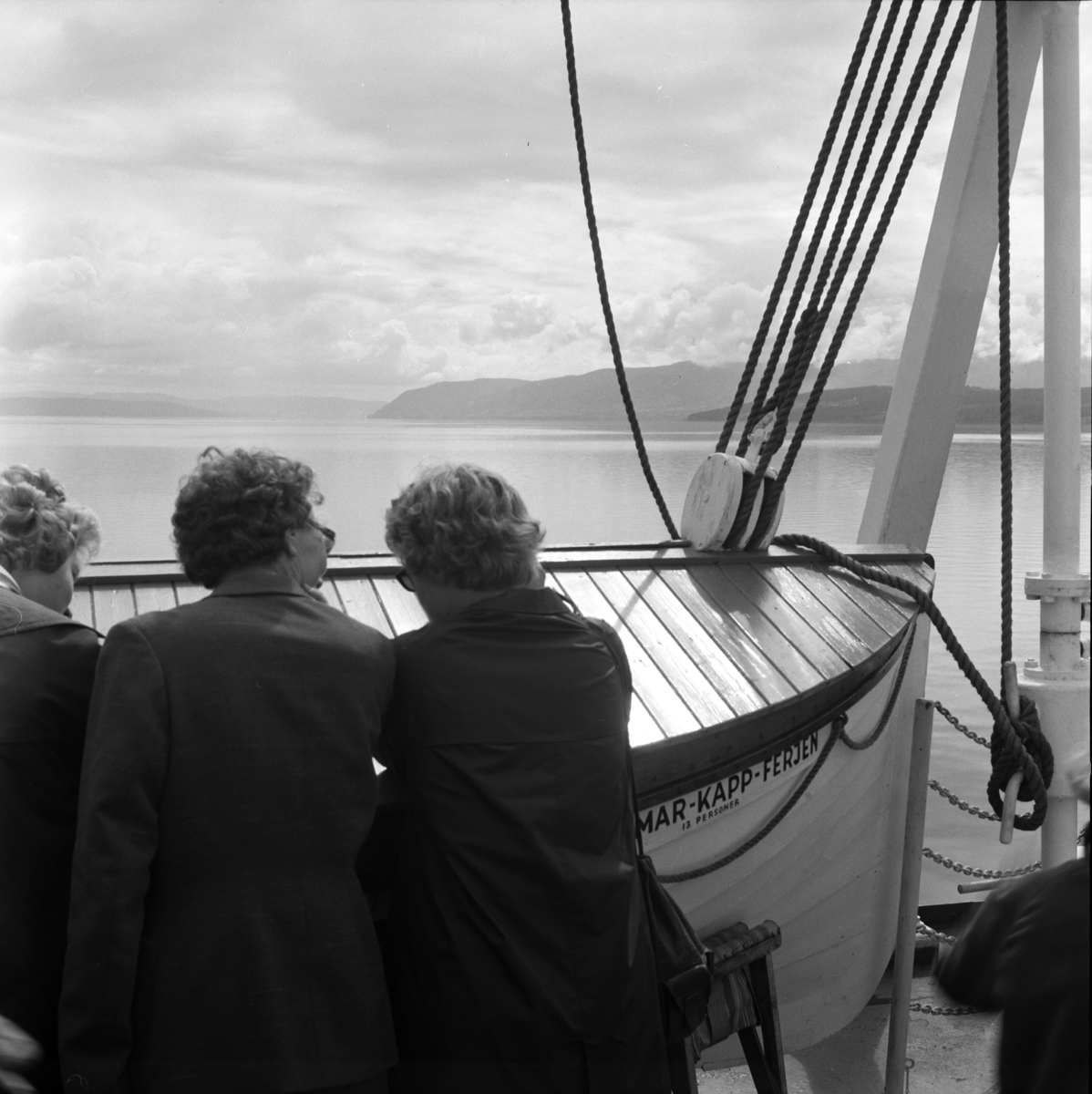Anno Domkirkeodden, GRUPPE 3 STANGEDAMER FRA VENSTRE: VALBORG HELLUM, INGER HELLUM, UKJENT, VED LIVBÅTEN PÅ HAMAR-KAPP FERGEN, MJØSA.