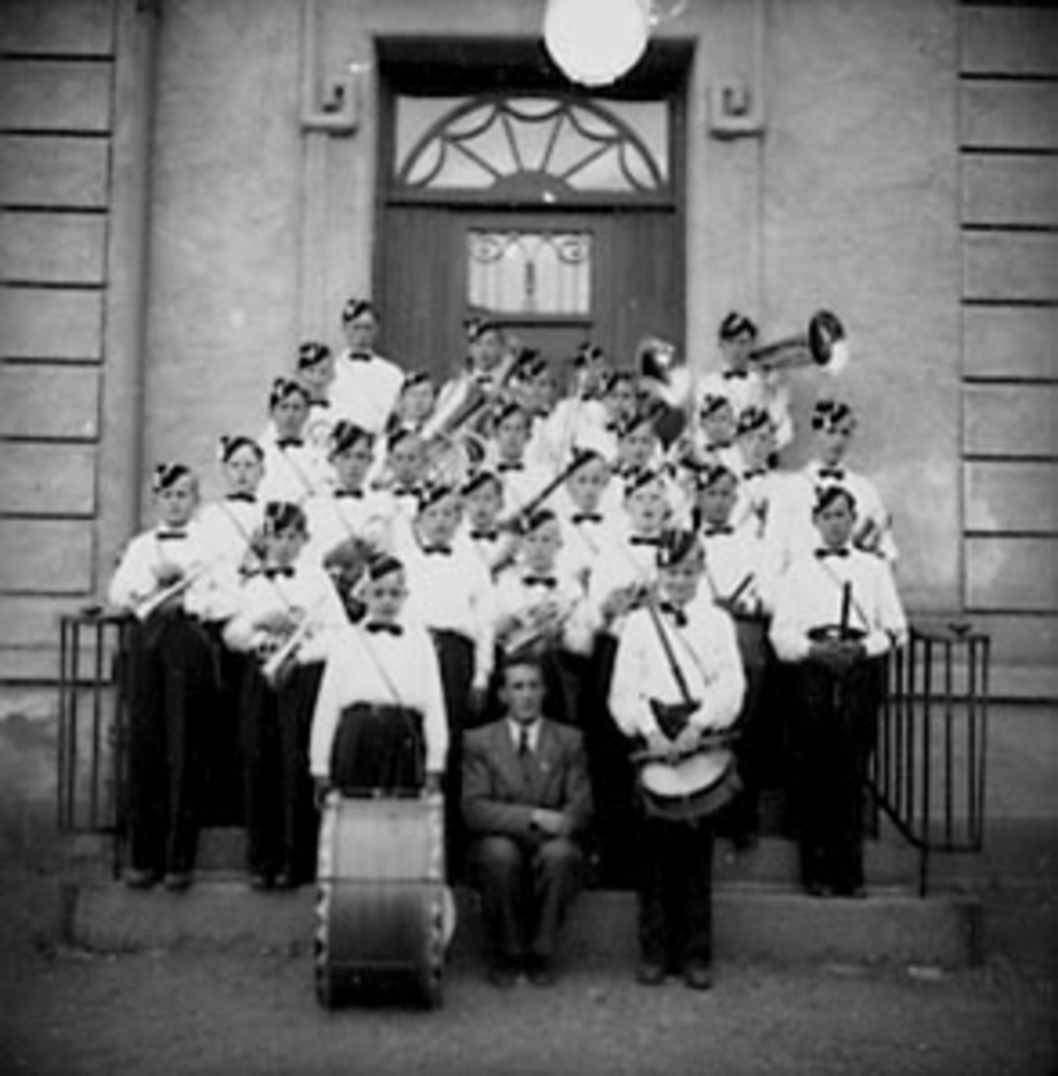 Anno Domkirkeodden, STOR GRUPPE GUTTEMUSIKKORPS MED DIRIGENT PÅ TRAPP