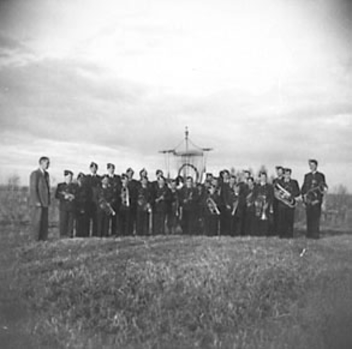 Anno Domkirkeodden, STOR GRUPPE GUTTER, STANGE GUTTEMUSIKK MED INSTRUMENTER OG FANE