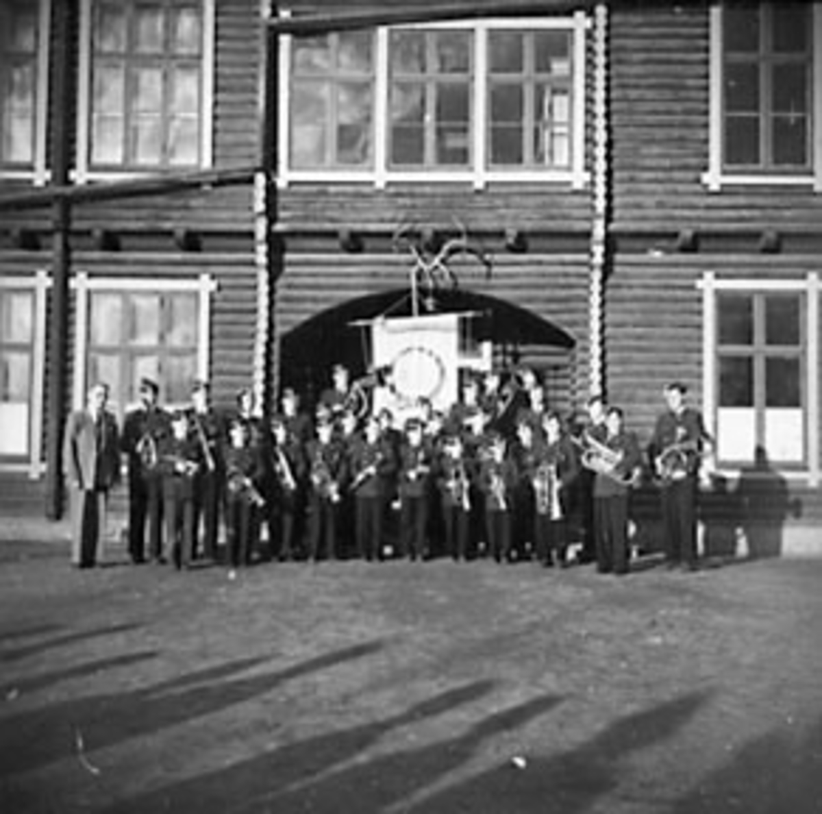 Anno Domkirkeodden, STOR GRUPPE GUTTER, STANGE SKOLES MUSIKKORPS FORAN SKOLEN