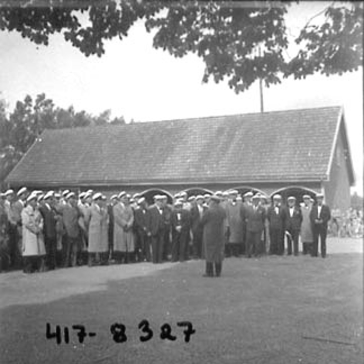 Anno Domkirkeodden, MANGE SANGERE OPPSTILT FORAN STALLEN BAK TINGVOLL PÅ SANGERSTEVNE I PINSEN 1953